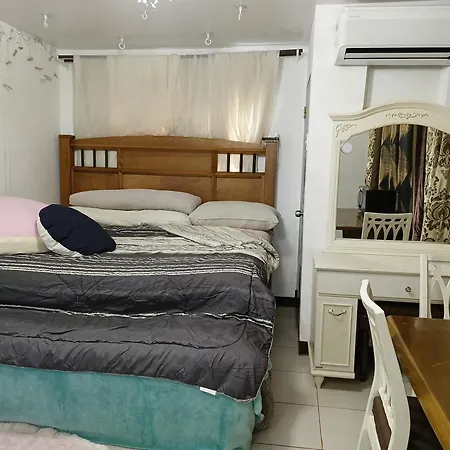 Cozy Condo With King-Size Bed, 70Inch Samsung Smarttv , In Calm Urban Deca Homes Tipolo Complex